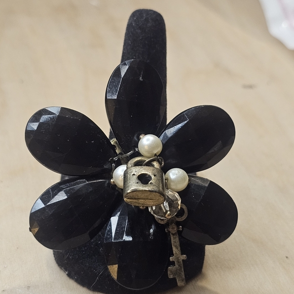 Elegant Black Flower Ring with Silver Accents - Picture 1 of 2